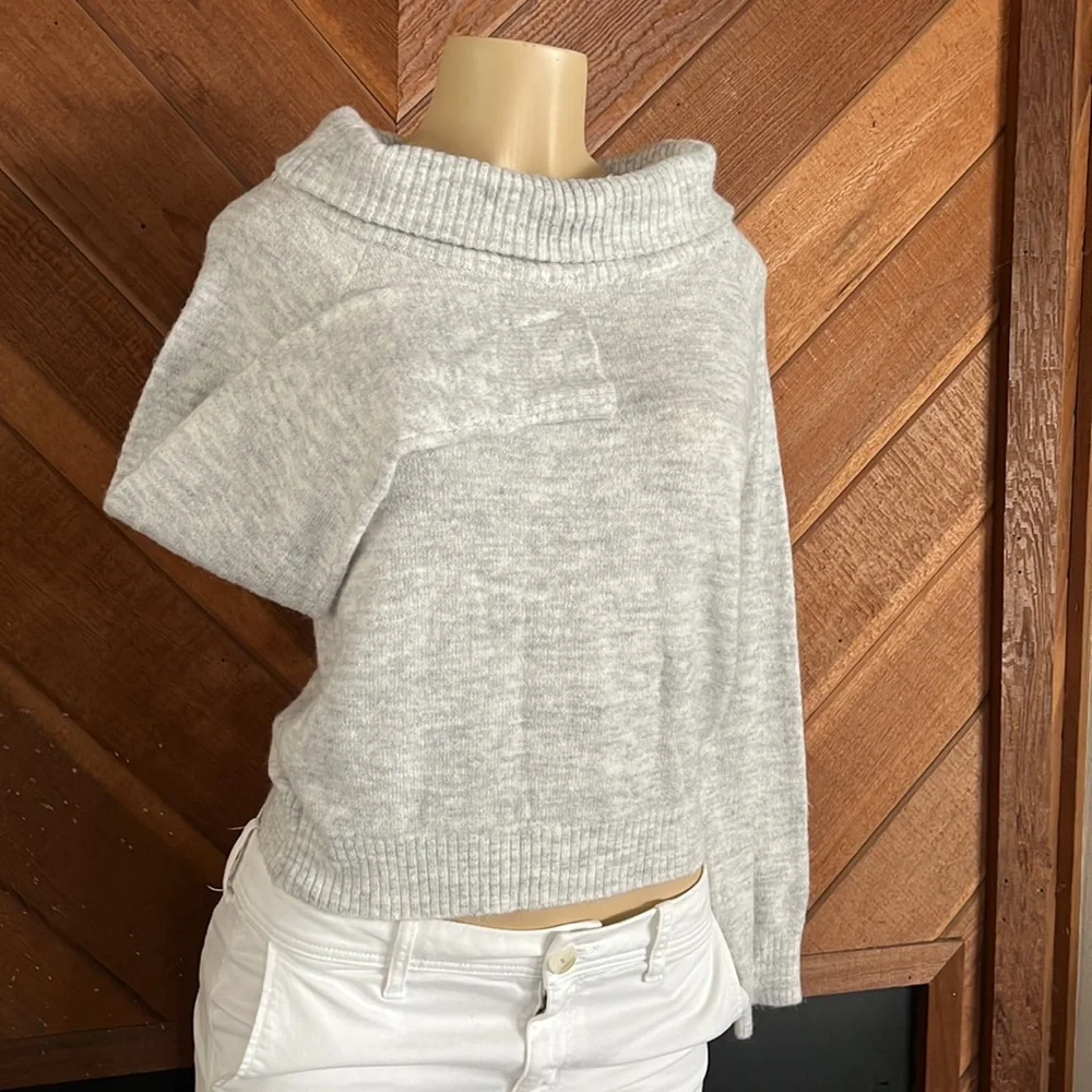 H&M sweater top - Picture 1 of 3